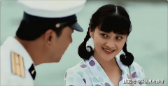 49岁梅婷带儿女去度假穿T恤+短裤时髦又减龄女儿